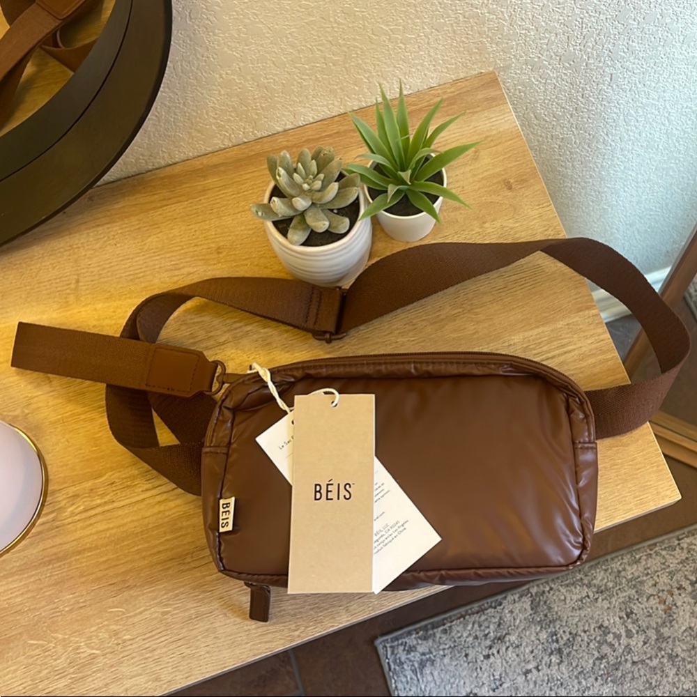*Never Coming Back* BEIS The Expandable Pouch In Maple NWT